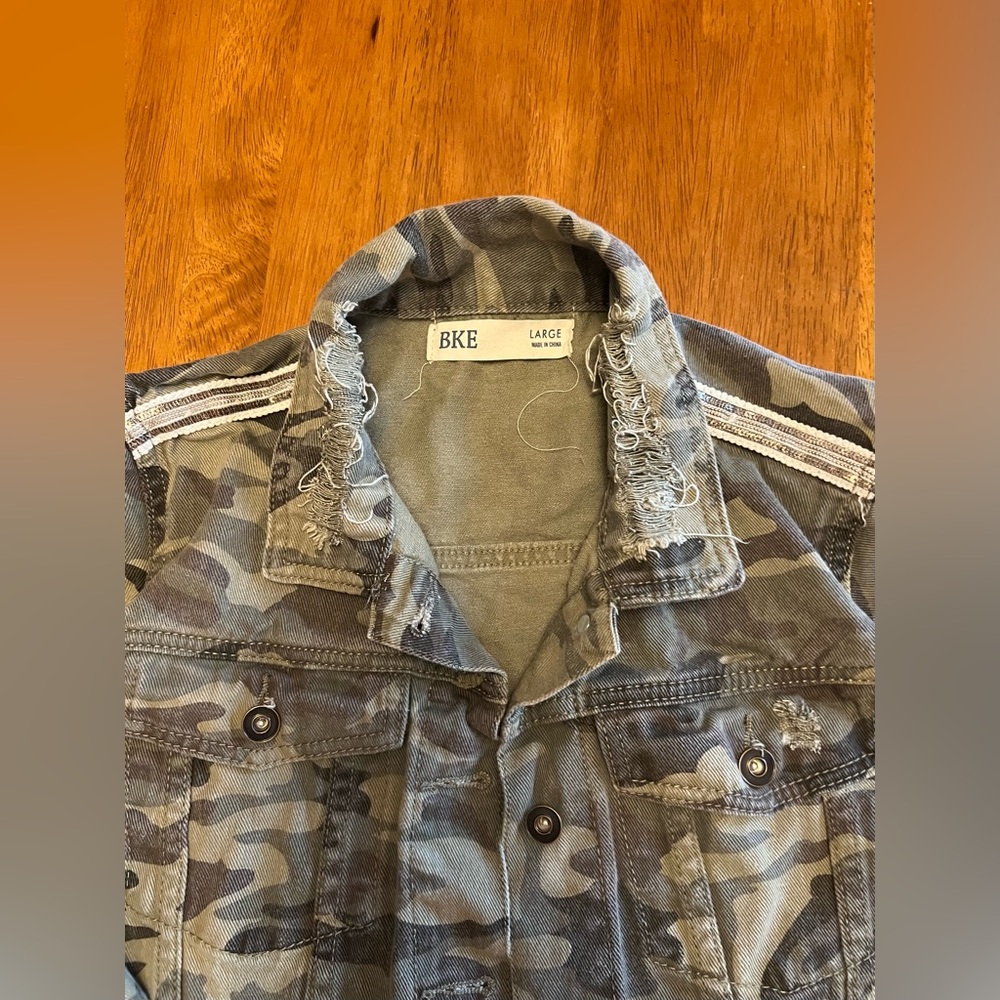 BKE Women's Camo Denim Jacket - Picture 4 of 6